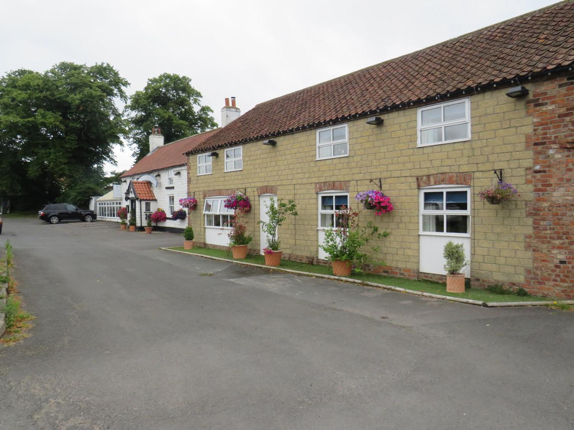 Ganton Greyhound Inn Екстериор снимка